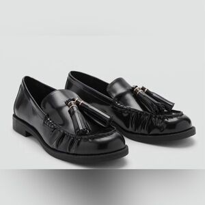 NWT MANGO LEATHER LOAFERS WITH TASSELS
39
